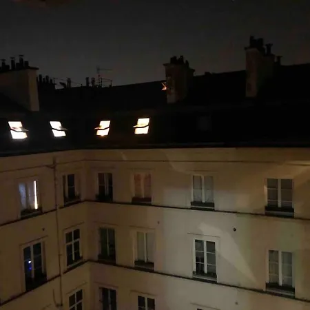 Charming Parisian Under The Rooftops * Parigi