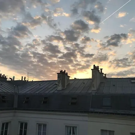 Charming Parisian Under The Rooftops * Parigi