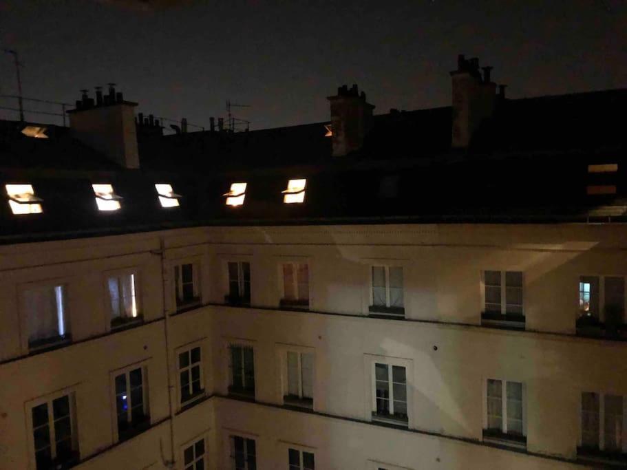 Charming Parisian Under The Rooftops * Parigi